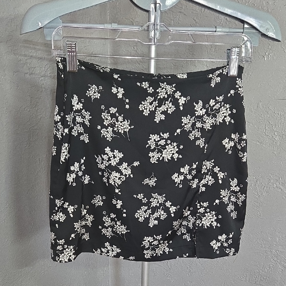 Forever 21 Black and White Floral Mini Skirt Silky Slit